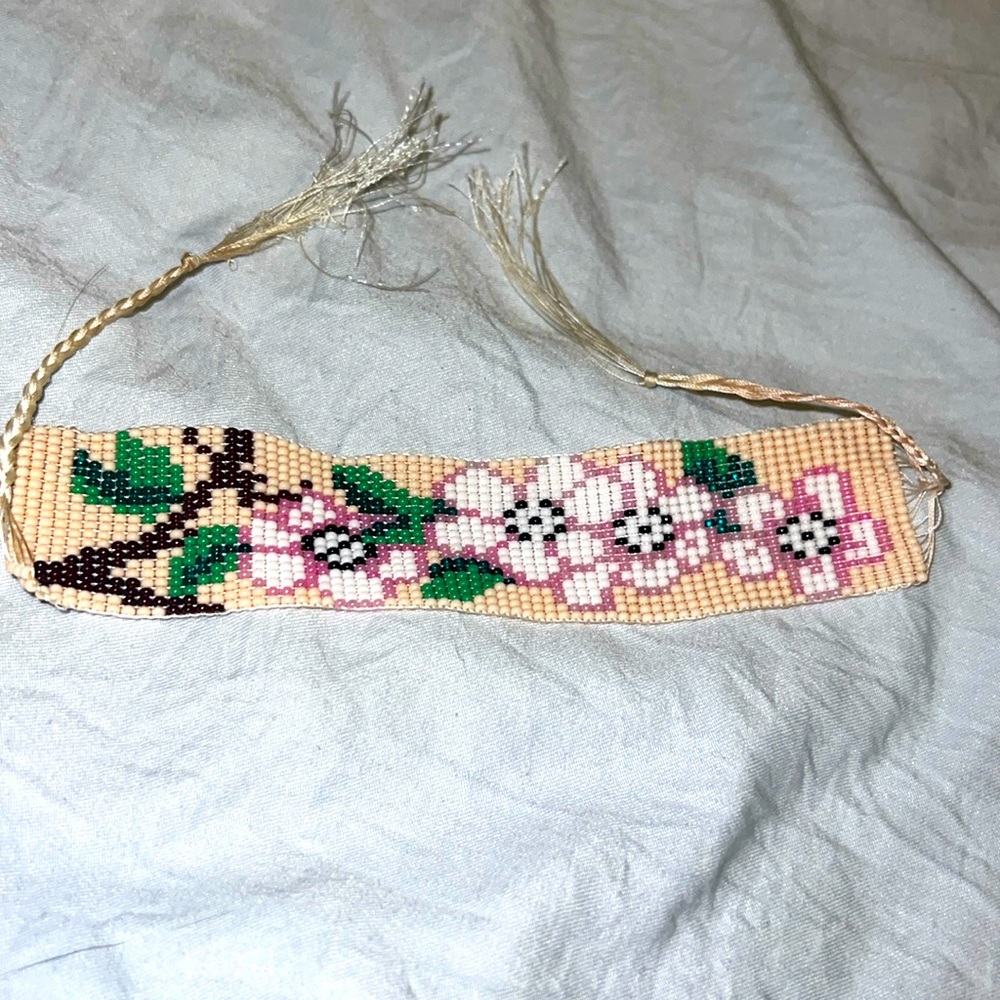 Handmade Indigenous Amerindian Diné Puebla flower beaded bracelet